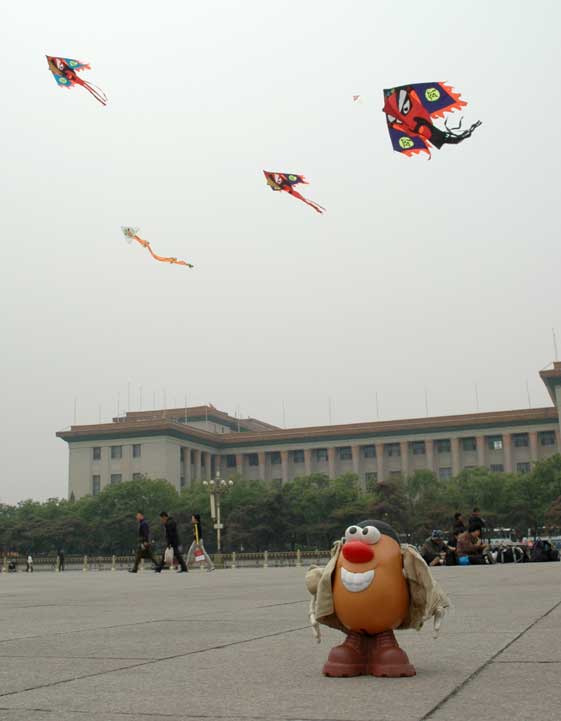 Spud escapes the relentless souvenir sellers to spend some time watching the locals flying their elaborate kites at Tian'anmen Square