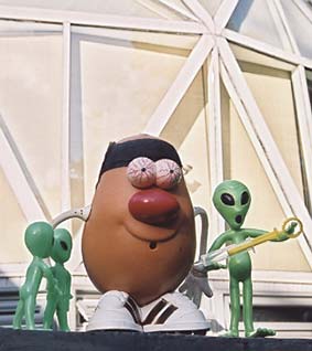 The green extraterrestrials are shocked to find that Spud's blood looks remarkably like gravy